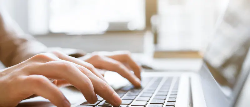 Paciente buscando no google um médico para realizar seu tratamento, cenário ideal para se ter um site para médicos