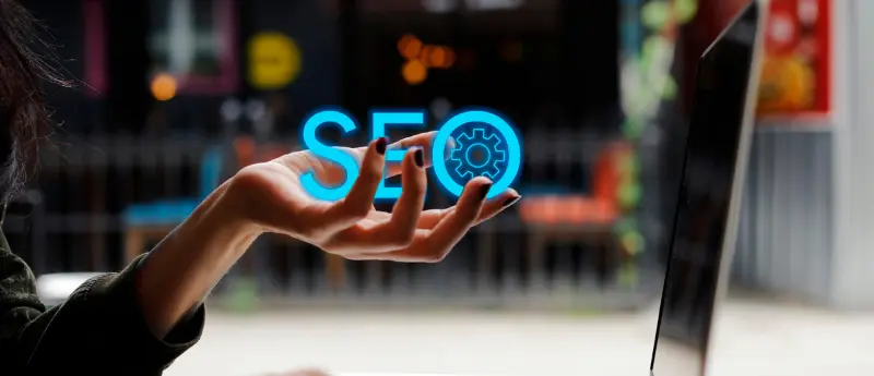 Mulher em dúvida sobre SEO ou tráfego pago para a sua empresa